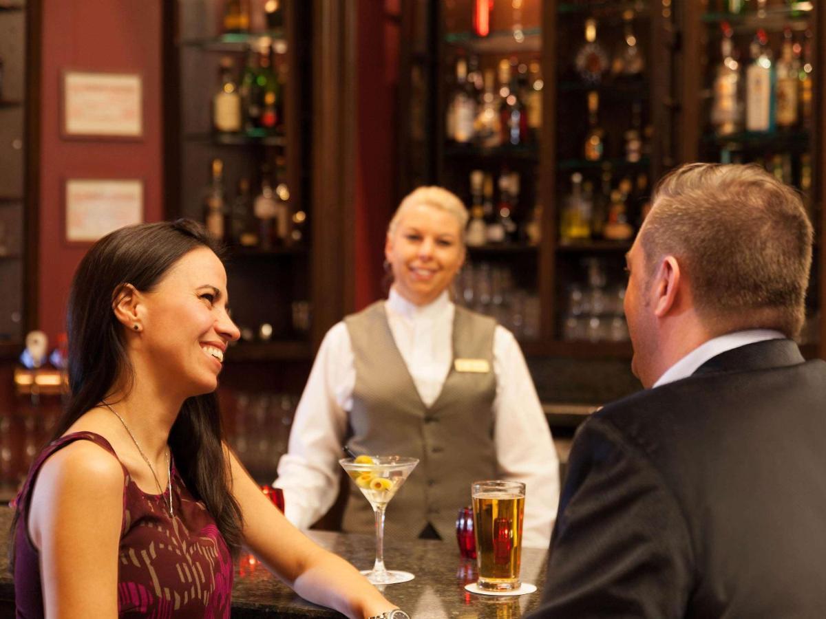 فندق فيرمونت لو مانوار ريتشيليو لا مالباي المظهر الخارجي الصورة A bartender serving drinks